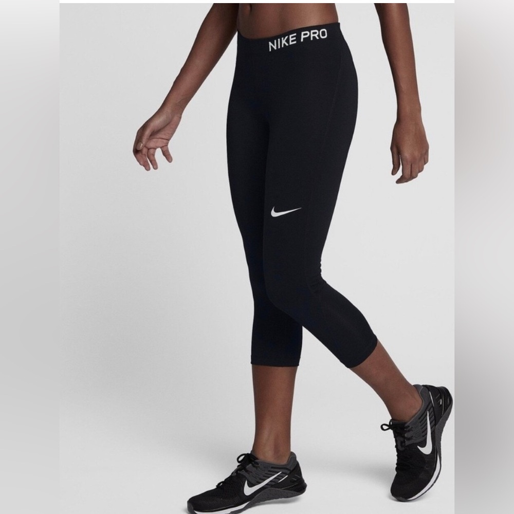 NWT Nike Black Capri training Leggings with‎ White Swoosh. Women size L